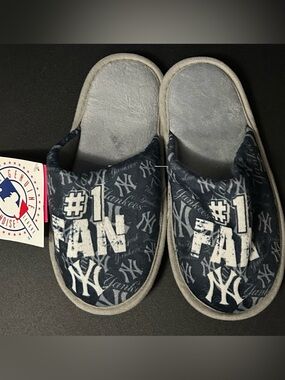 FOCO Kid’s Yankees Slippers Sz S NWT
